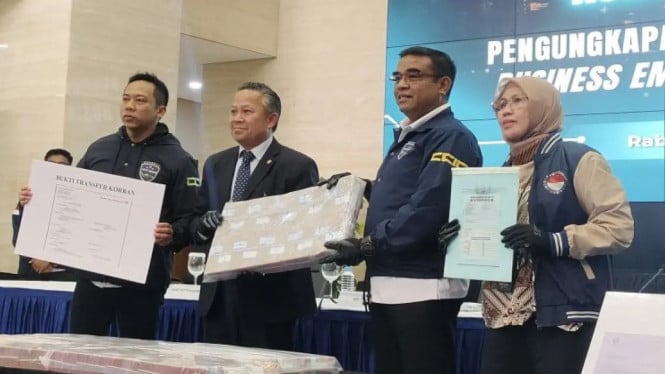 Bareskrim Polri dan FBI dalam Konferensi Pers Kasus Manipulasi Email Bisnis Lintas Negara