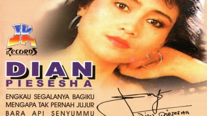 Album fisik jadul dengan tanda tangan artis