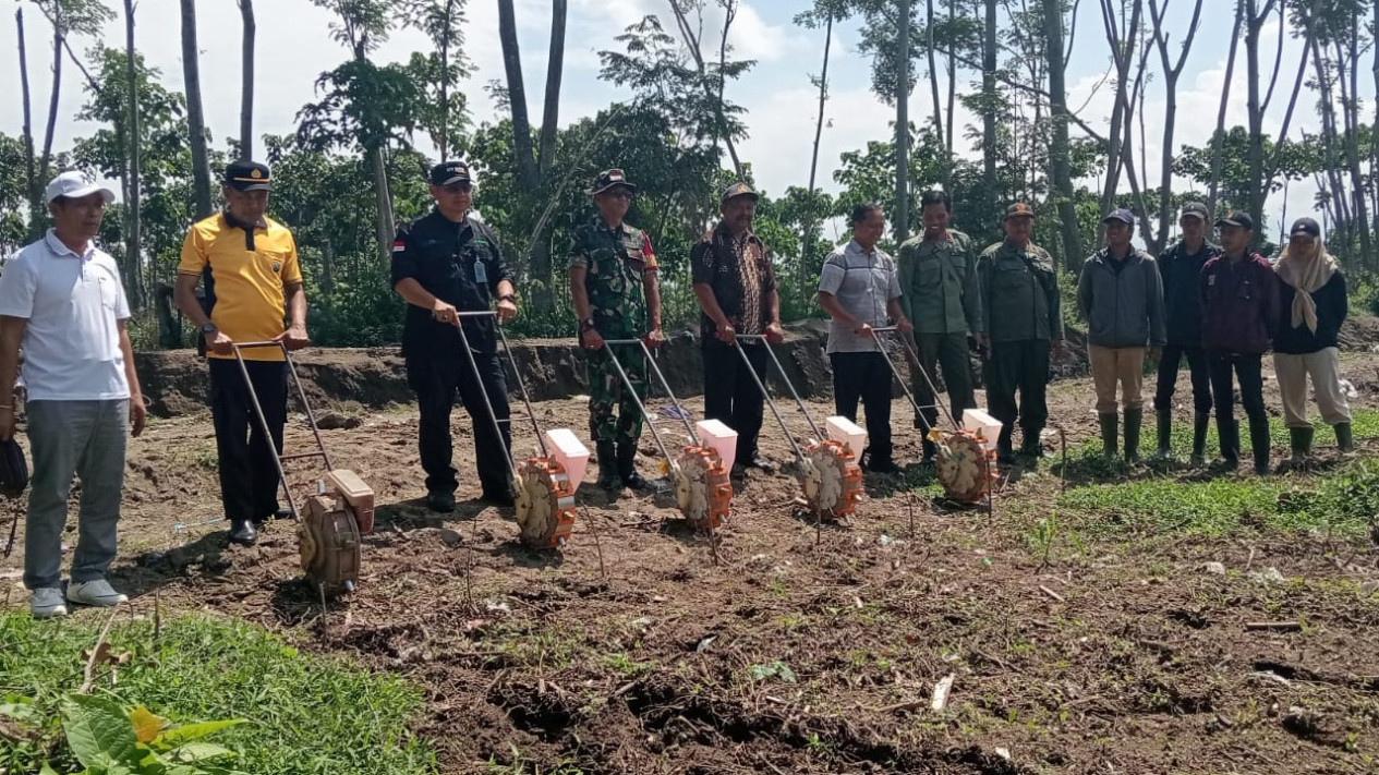 Foto Ketua PLMDH Adil Sejahtera: Petani Kawasan Hutan Butuh Pupuk ...