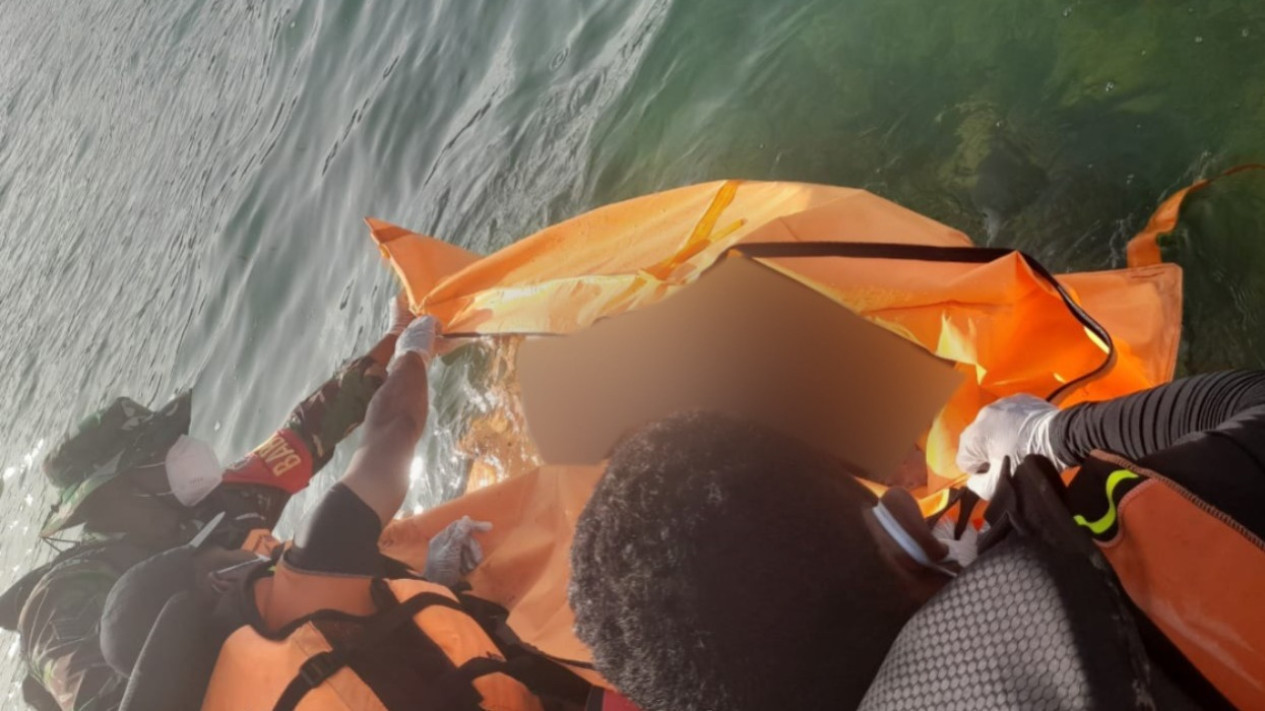 Tim SAR mengevakuasi jasad Kakek Dahlan yang mengambang di laut