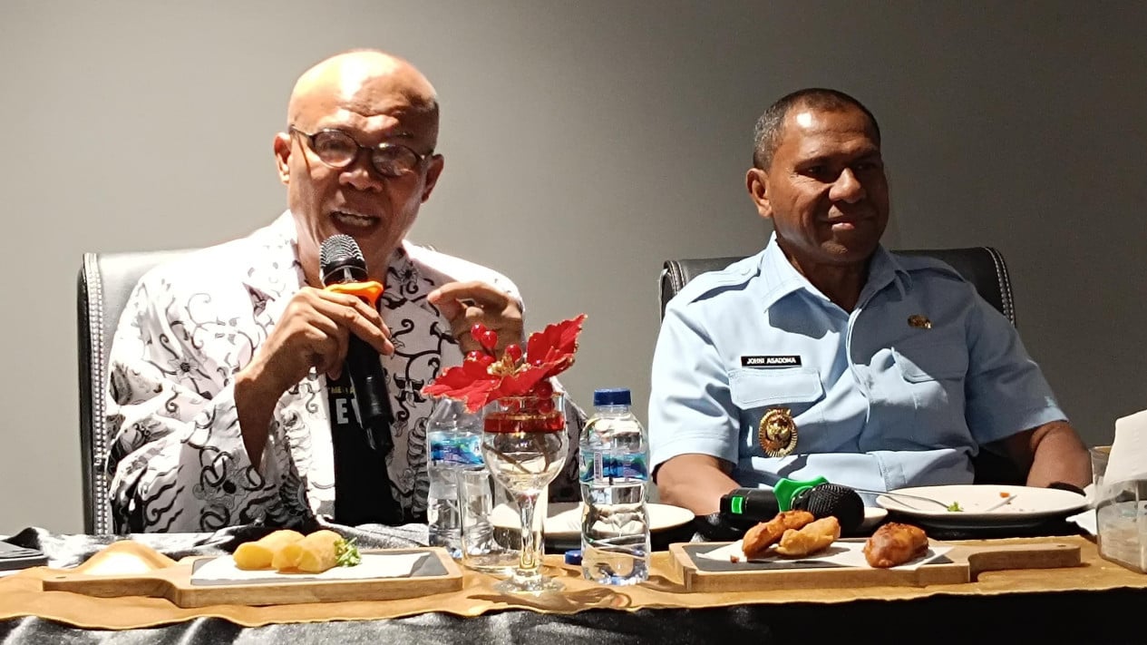 Ketua PGRI NTT, Samuel Haning dan Wagub NTT,  Johni Asadoma