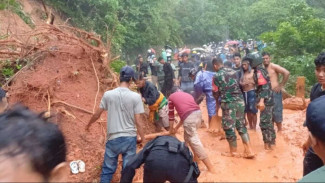 Aparat dan Masyarakat di Sumba Tengah Sinergi Bersihkan Jalan Terdampak Longsor