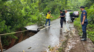 Hujan Deras Sebabkan Longsor di Jalan Provinsi Labuan Bajo-Terang