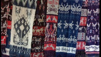 Warna, Motif, dan Filosofi: Keajaiban Kain Tenun Tambolaka Sumba