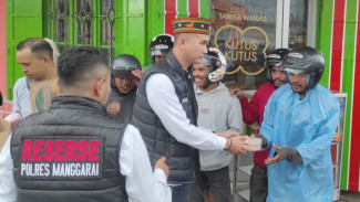 Polres Manggarai Bagi Takjil Gratis kepada Masyarakat Ruteng: Menginspirasi Semangat Berbagi di Bulan Ramadan