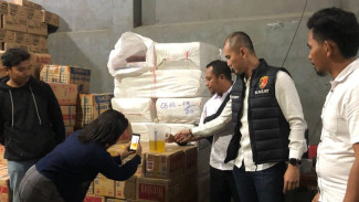 Polres Manggarai Lakukan Pengecekan Isi Bersih Minyak Goreng: Pedagang Akui Sempat Jual Minyakkita Kurang Takaran
