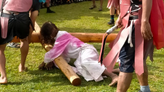 Derai Air Mata Umat Menyaksikan Adegan Sedih Tablo Jumat Agung di Taman Natas Labar Ruteng