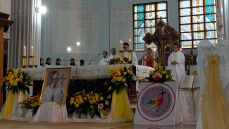 Misa Requiem Paus Fransiskus di Gereja Katedral Ruteng, Umat Khusyuk Berdoa