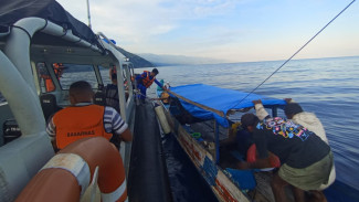 Tim SAR Gabungan Selamatkan 6 Nelayan yang Terombang-ambing di Perairan Alor