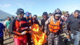 Tim SAR Gabungan Temukan Jasad Ayah dan Anak yang Hilang saat Mencari Siput di Teluk Lewoleba