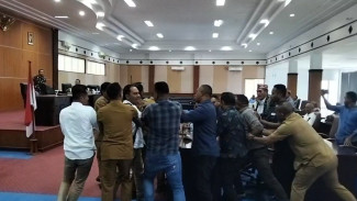 Memalukan! Aktivis Vs Kepala TN Komodo Saling Tantang Berkelahi di Ruang Sidang DPRD