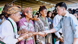 Wapres Gibran Kunjungi Petani Kupang, Serahkan Bantuan Alsintan dan Janji Atasi Krisis Air