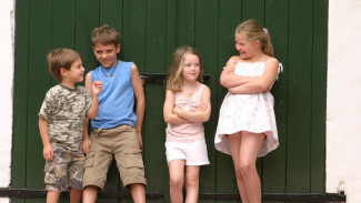 Generasi Sandwich dan Generasi Strawberry: Dua Tantangan Berbeda di Era Modern