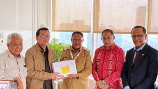 Saiful Huda dan Usman Husin Terima Dokumen Resmi Pemekaran dari Bupati TTS