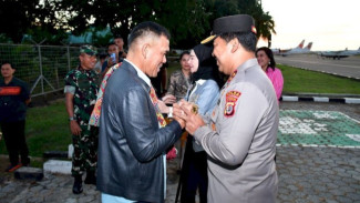 Irjen Pol Daniel Monang Silitonga Pamit dari NTT Diantar Kapolda Baru di Bandara Kupang