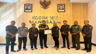 Penghargaan Bawaslu Manggarai untuk Kodim 1612 Manggarai Berkontribusi dalam Pemilu dan Pemilihan 2024