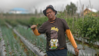 Lambertus Enga Mengolah Tanah Tidak Produktif Jadi Demplot Hortikultura