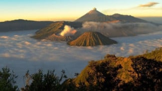 Alternatif Sunrise di Bromo: Menyepi dan Berburu Foto di Bukit Cinta