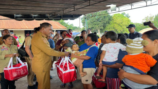 Wakil Gubernur NTT Johanis Asadoma Tinjau Pengungsi Erupsi Gunung Lewotobi di Flores Timur
