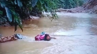 Bidan Heroik Dona Lubis Rela Arungi Sungai Deras Demi Pasien TB di Pedalaman Pasaman
