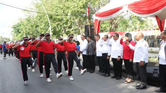 Gubernur Melki Laka Lena Buka Lomba Gerak Jalan Indah, Drumband dan Paduan Suara antar-SMA/SMK se-NTT