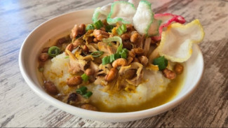 Variasi Resep Bubur Ayam Kuah Kuning Lezat dan Praktis