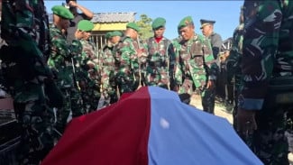 Prada Lucky Namo Dimakamkan Secara Militer, Keluarga Desak Proses Hukum Tegas