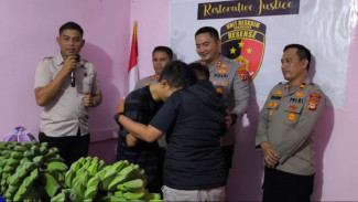 Pencuri 4 Tandan Pisang di Gowa Dimaafkan, Malah Dapat Bantuan Uang dan Sembako dari Polisi