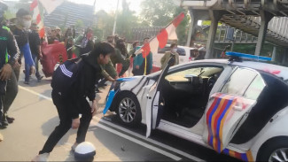 Massa Ngamuk di Polda Metro Jaya Buntut Tragedi Pengemudi Ojol Dilindas Rantis Brimob