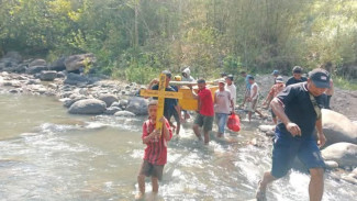 Akses Transportasi Sulit, Warga Pikul Peti Jenazah Seberangi Sungai Wae Mokel Menuju Desa Gunung Baru di Manggarai Timur