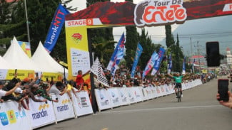Pembalap Tour De EnTeTe Taklukkan Lintasan Menantang Bajawa - Ruteng: Youcef Reguigui Rayakan Kemenangan