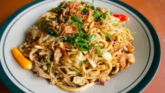 Rahasia Kelezatan Mie Tek-Tek Gerobakan dengan Bumbu Rahasia