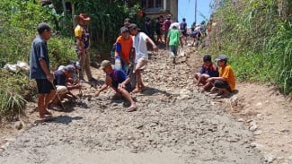 Hebat! Pakai Dana Urunan, Warga Perbaiki Jalan Pagal-Beamese