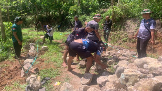 Satgas TNI TMMD ke-126 Bangun Jalan Telford di Desa Rado, Tim Pikul Material