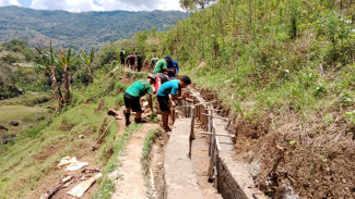 Bikin Petani Tersenyum, TNI dan Warga Desa Bea Mese Gotong Royong Perbaiki Jaringan Irigasi