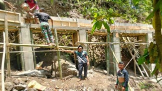 TNI dan Warga Riung Cibal Ngebut Cor Saluran Irigasi Sepanjang 180 Meter