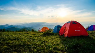 Lelah Trekking? 5 Lokasi Camping Praktis di Jawa Barat, Tenda Hanya Selangkah dari Mobil!