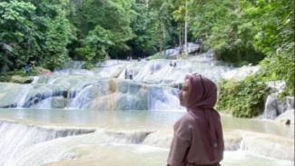 Keindahan Tersembunyi Sulawesi Tenggara: Menapaki Tangga Kristal Air Terjun Moramo