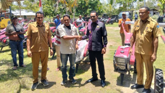 Nagekeo Percepat Mekanisasi Pertanian, Serahkan 10 Hand Traktor kepada Kelompok Tani