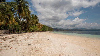 Pantai Ketebe, Surga Tersembunyi di Jalur Pantura Manggarai yang Mulai Dilirik Wisatawan