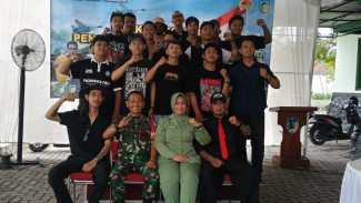 Komunitas Syndicut Barber Pare Cukur Gratis Anak Disabilitas di Baksos TNI