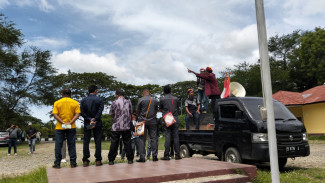 Mahasiswa Paksa Anggota DPRD Nagekeo Jemur Panas