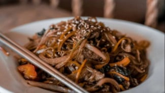 Baru Pertama Kali Masak Japchae? Resep Simpel Ini Pasti Berhasil!