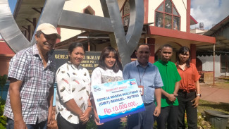 Bank NTT Ruteng Bantu GMIT Imanuel Perbaiki Atap dan Plafon Jelang Natal