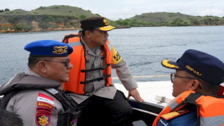 Kapolda NTT Ikut Cari Pelatih Valencia dan Dua Anaknya Korban Kapal Wisata KM Putri Sakinah Tenggelam di Pulau Padar