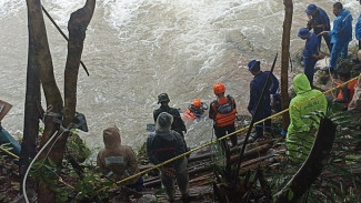 Hari Kelima Pencarian Armendo Tenggelam di Air Terjun Tiwu Pai, Tim SAR Gabungan Bagi Tiga Regu