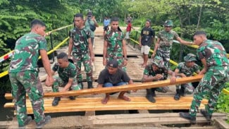 Prajurit Yonif TP 834 Wakanga Mere Bantu Warga Perbaiki Jembatan Rusak