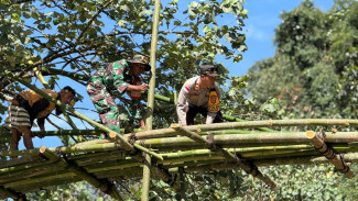 Polsek Kuwus Bangun Jembatan Darurat untuk Anak Sekolah