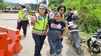Momen Haru Polwan NTT Bantu Evakuasi Ibu Hamil Melewati Jembatan Ambruk