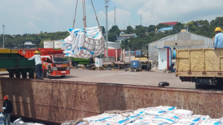 Pelindo Percepat Penyandaran Kapal Pupuk di Tenau Kupang, Distribusi ke Petani NTT Kian Lancar